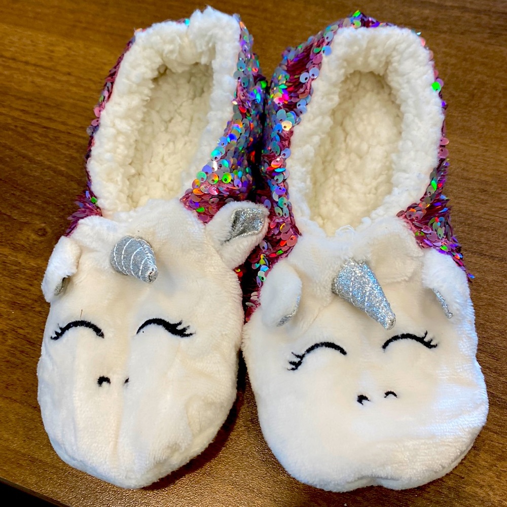 Super sparkly unicorn slippers. Kids size large. No size or brand listed.